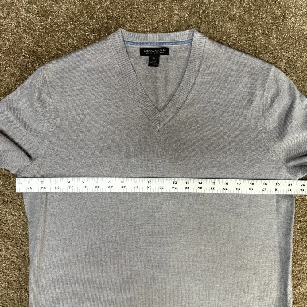 Banana Republic Extra Fine Merino Wool Sweater Mens Large Gray V-Neck Pullover
